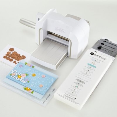 FÖRBESTÄLLNING! Spellbinders Platinum Scout Die Cutting And Embossing Machine 3.5 Inch Platform - White (fraktfritt)
